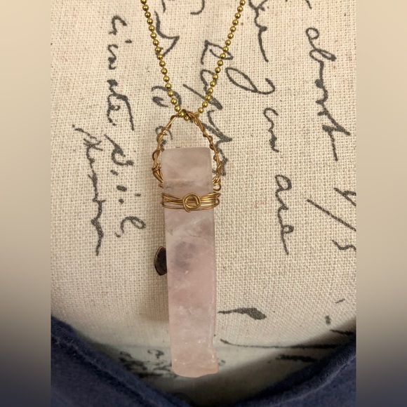 Rose Quartz Seahorse with wire wrapping necklace - Picture 5 of 9